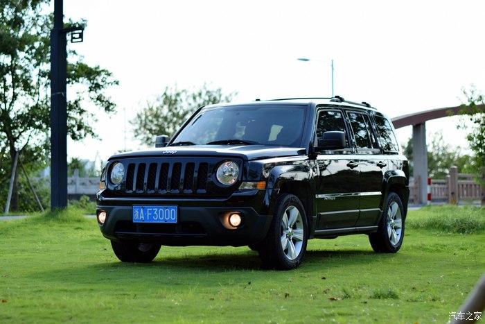 越看越喜欢的吉普自由客2015款黑客24l运动版靓照