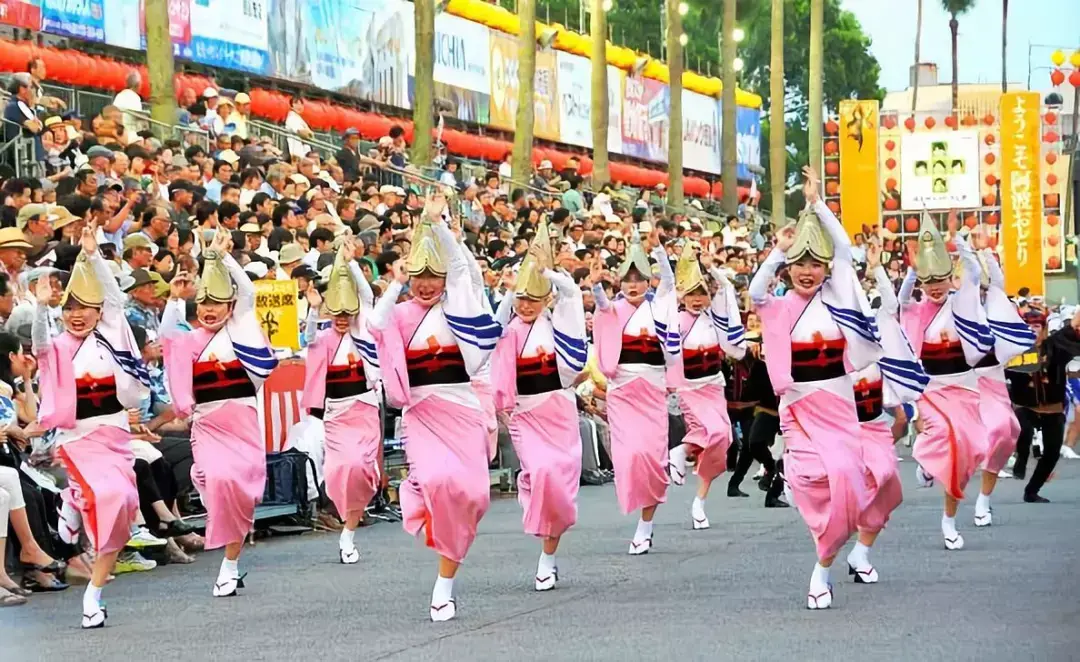 县德岛市市內一带秋田西駌音内の盆踊り相比较其他热闹率性的盂兰盆舞