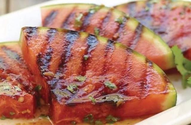 加入烧烤菜单,吃过了那么多种烧烤食物,恐怕烤西瓜看起来是有些奇怪的