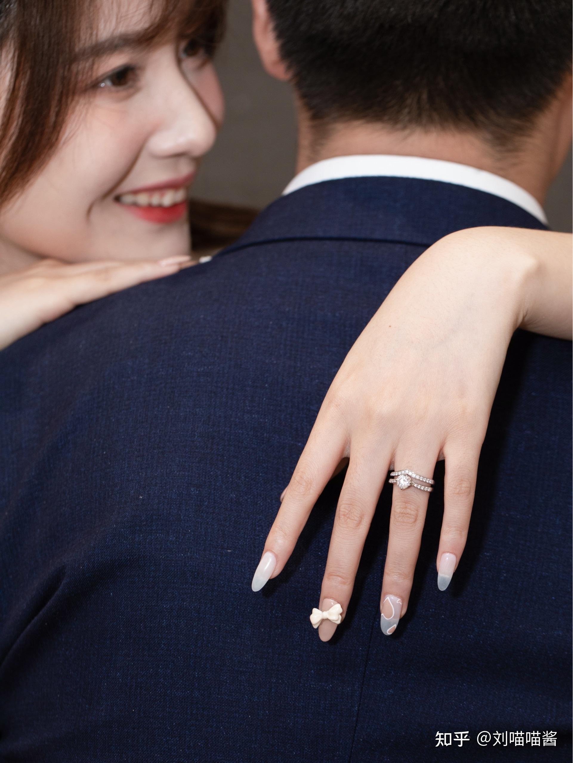 夫妻俩贴头合影照，方媛不经意晒出手上的戒指，与耳环及手镯像是整套首饰，均是价值不菲，加起来一身行头确实有几十万了。