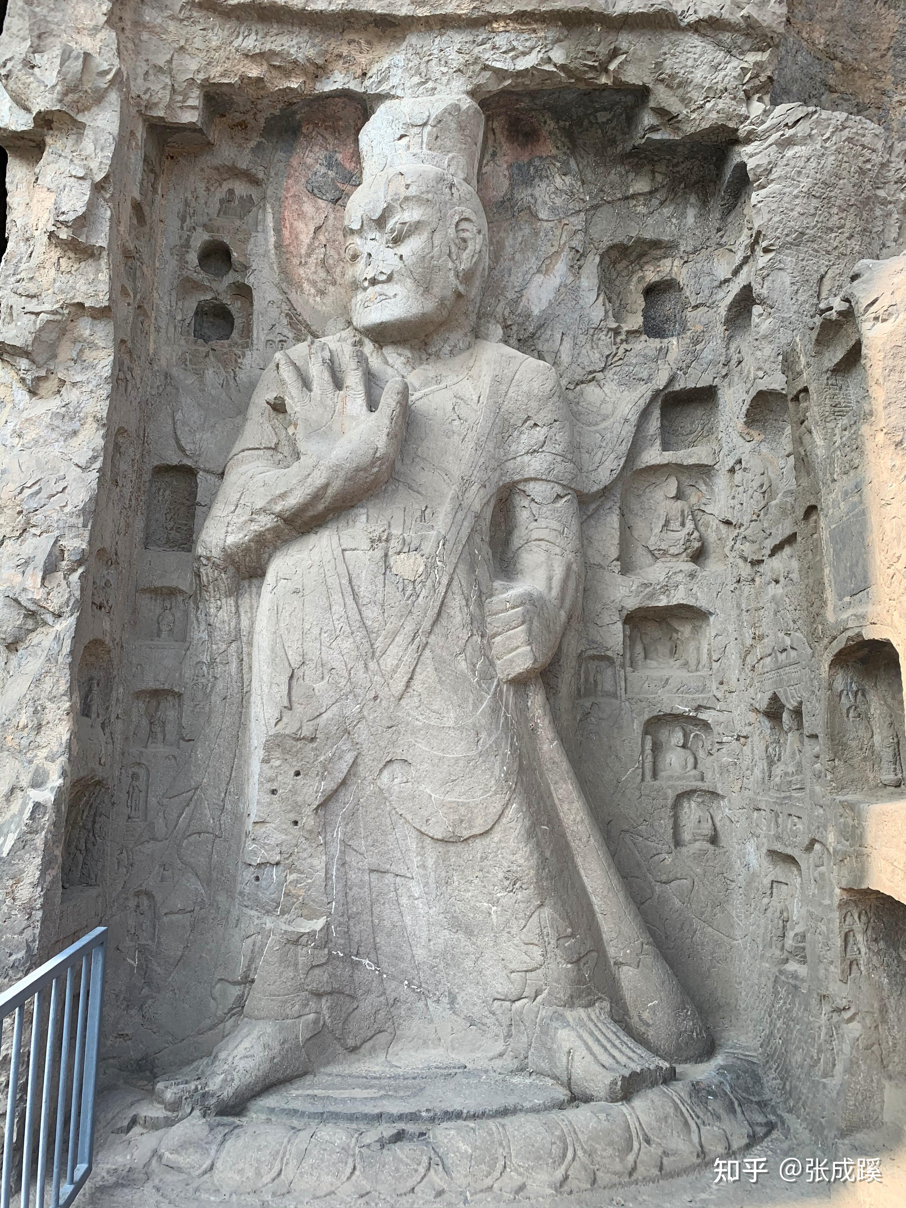 力士像石狮二,东山石窟东山,名香山,与伊河对岸的西山(龙门山)相对.