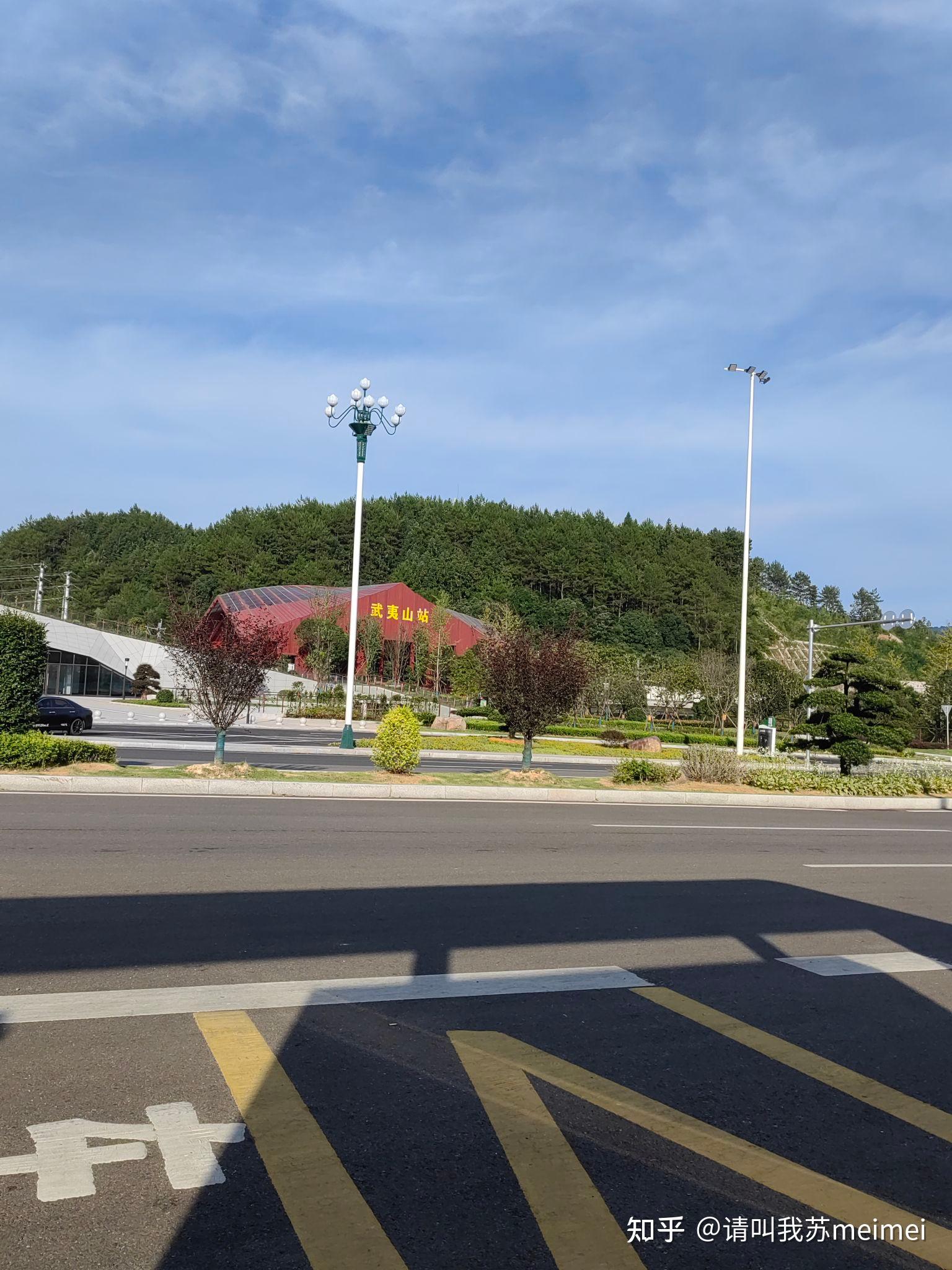 对啦,公交站的对面就是武夷山景区的南入口.