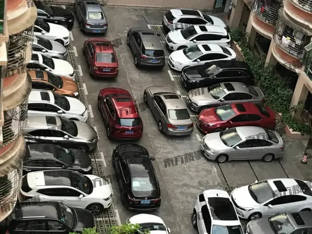 深圳老小区的战争抢车位装电梯喷物业钉子户