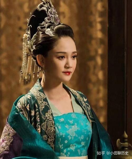 也是三个女儿被封为皇后,但两个都是先后嫁给周世宗柴荣做继室,另一个