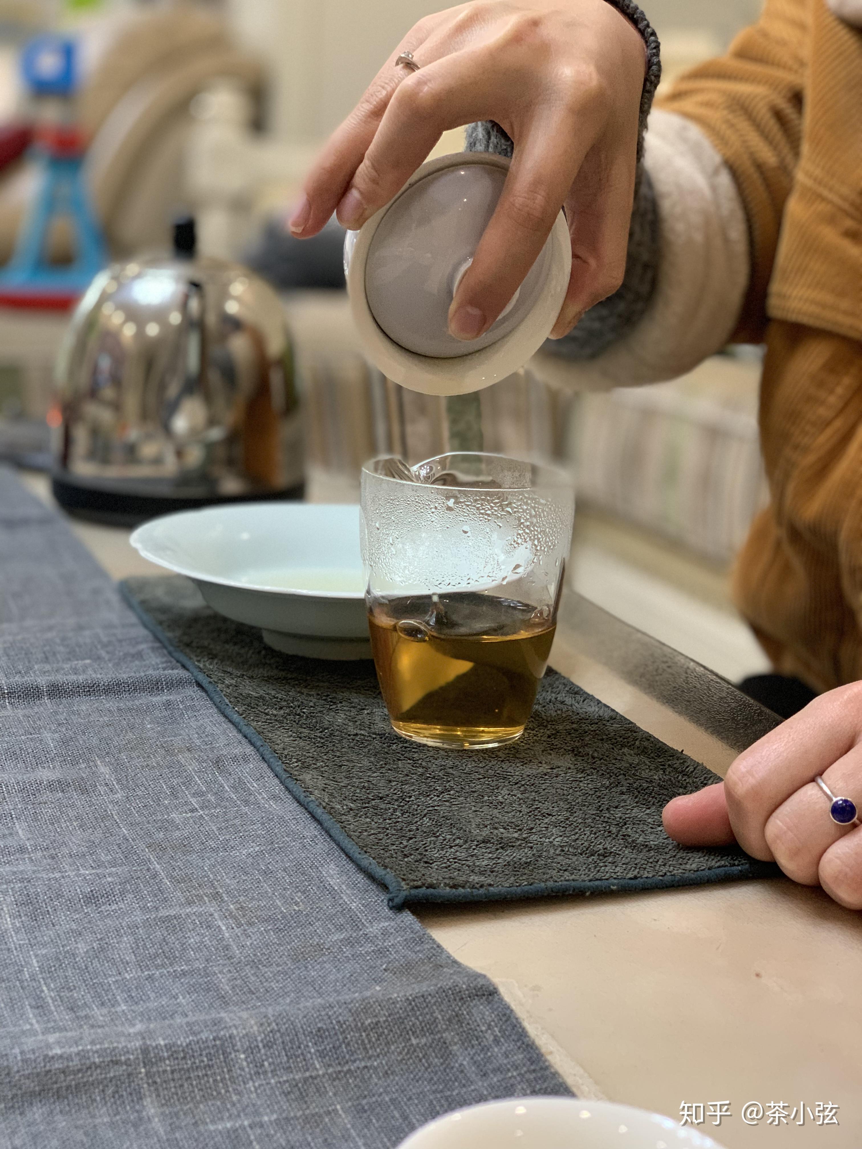 盖碗泡茶的两种出汤方式