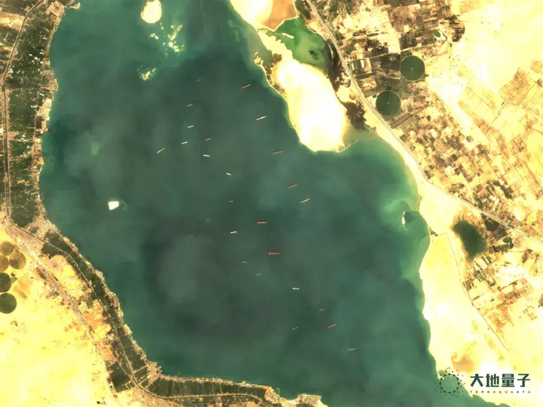 多幅卫星影像追踪苏伊士运河堵船航运上的黑天鹅事件会带来什么