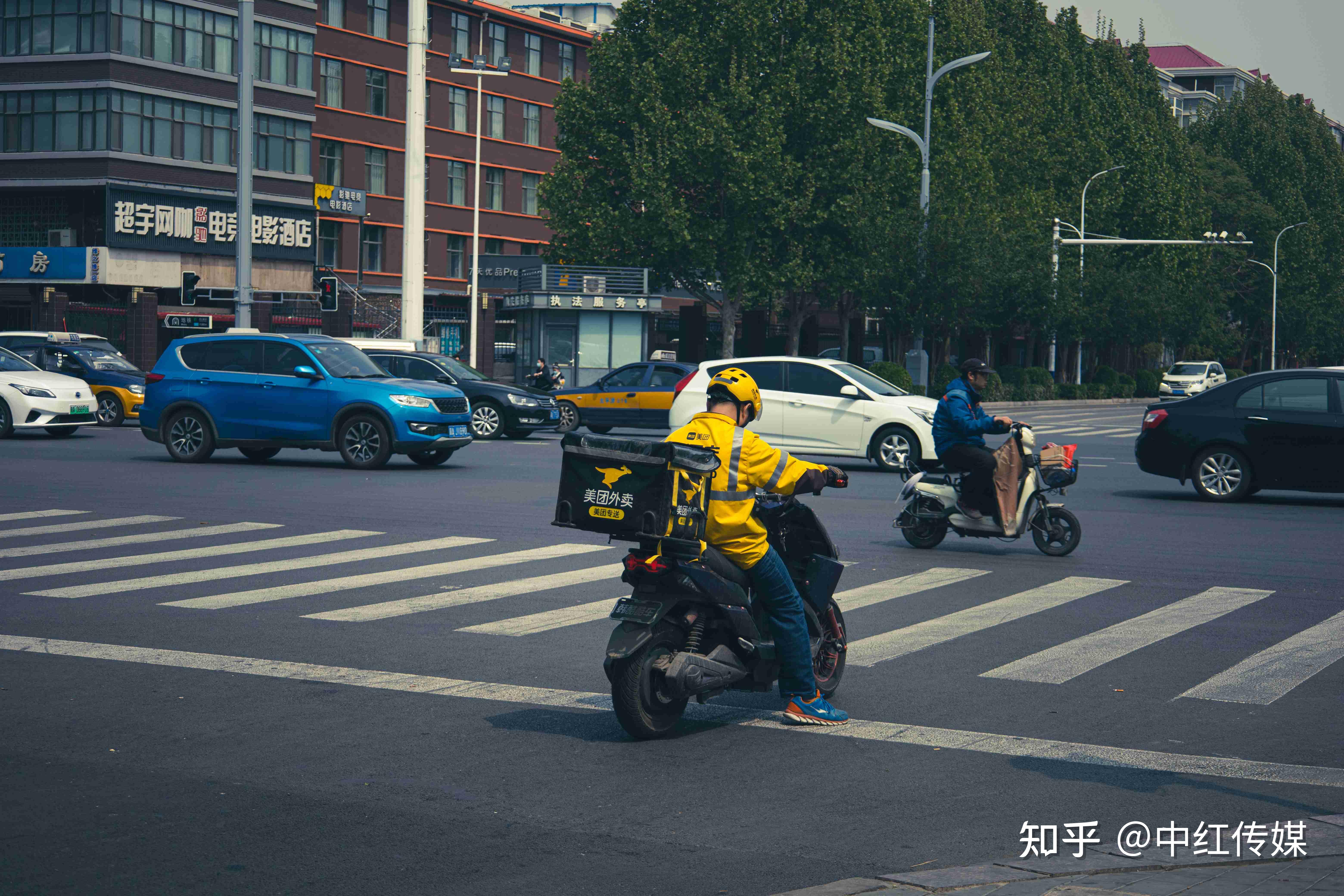 从配送的场景来看,送外卖和送快递有许多相似之处——外卖小哥将外卖