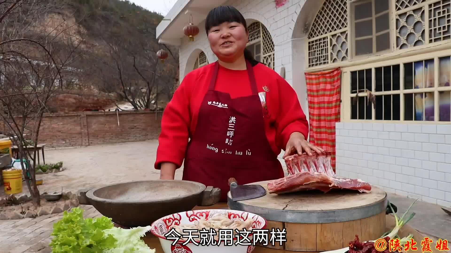 爸媽來家轉霞姐做了半隻羊招待吃肉喝湯兩不誤一家人真紅火