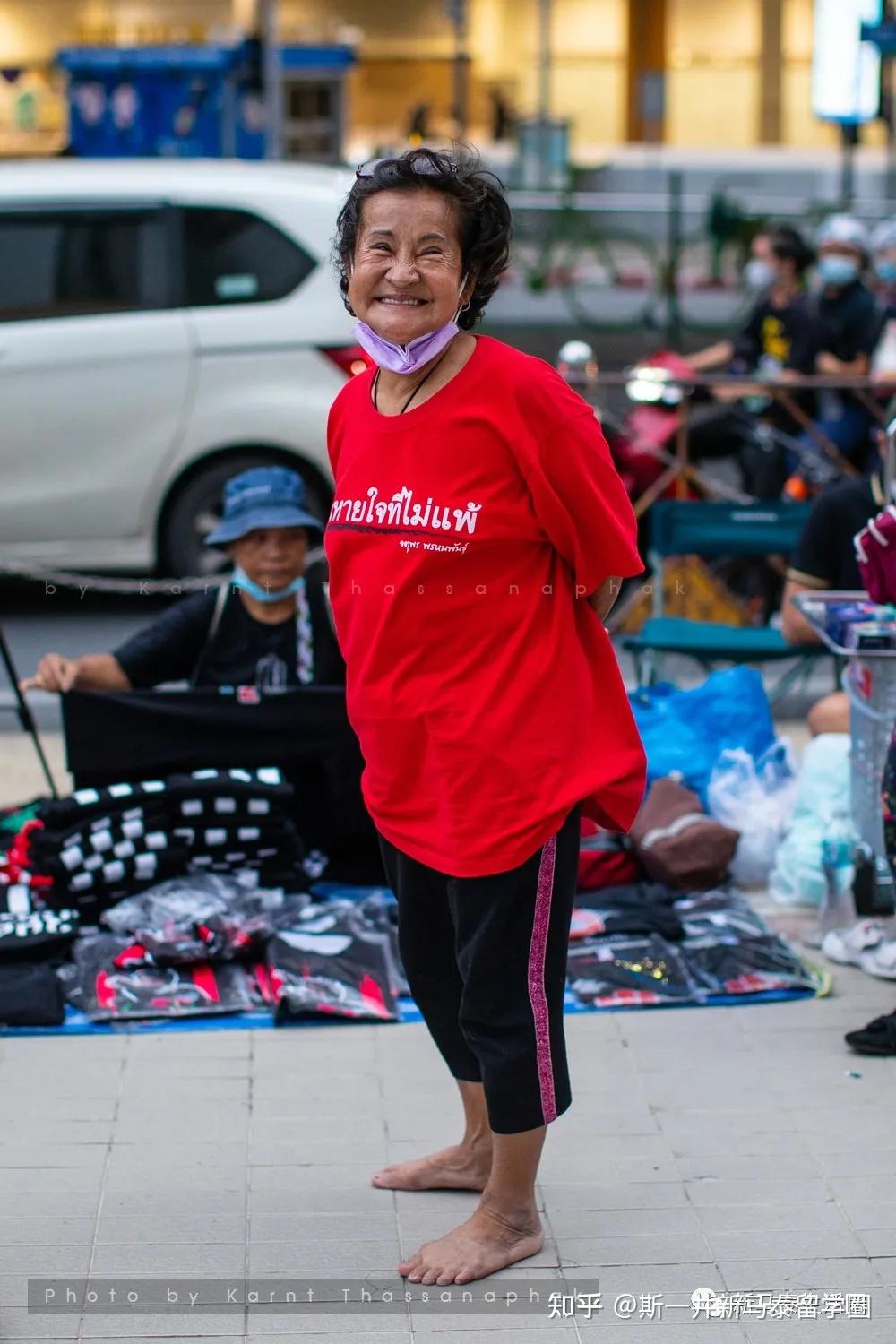 泰国网红大妈攻击警察裆部众目睽睽下脱衣全裸抗议