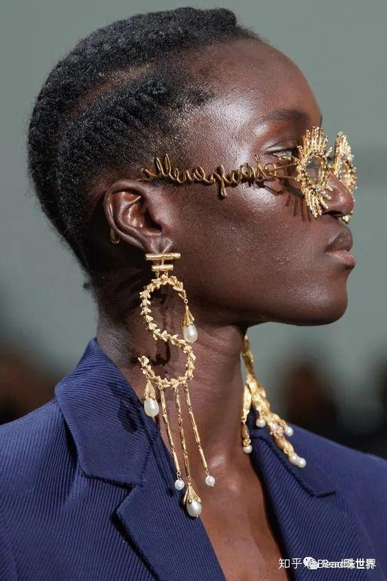 好奇特怪异又绝美的超现实主义时装首饰schiaparellis2020春季时尚