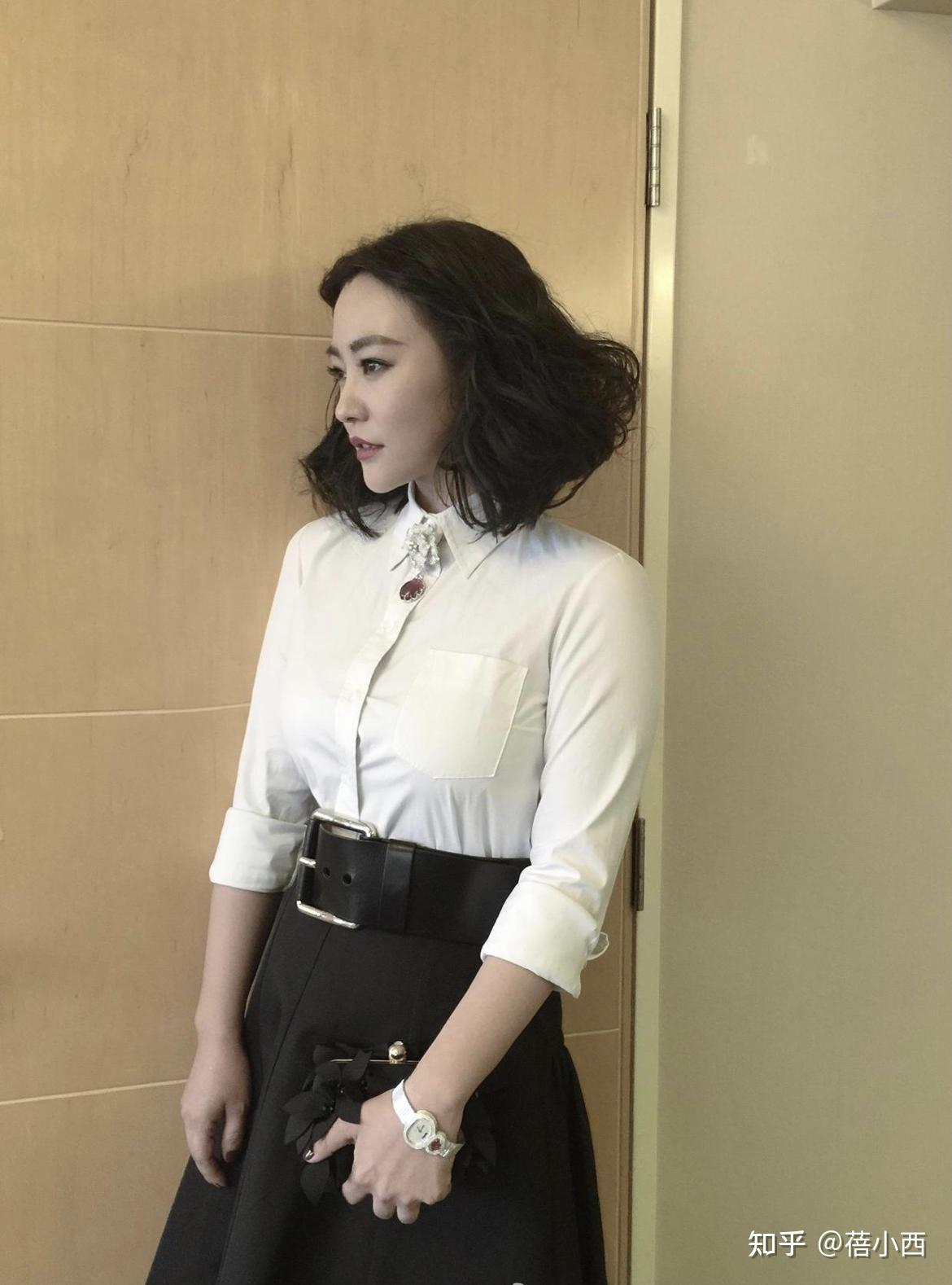 郝蕾瘦出瓜子脸和s身材,穿黑色蕾丝连衣裙,气质让人过目不忘 - 知乎