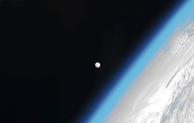 太阳辐射在到达地面之前会经过厚厚的大气层，损失了将近50%能量 - 知乎