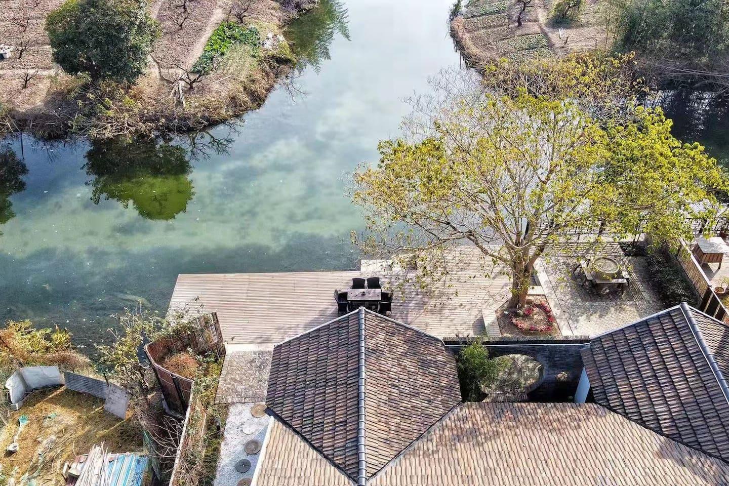 上海小河边的民宿非常古朴