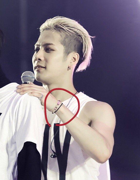 王嘉尔是有女朋友了吗?手上戴着黑色橡皮筋是女友给的吗?