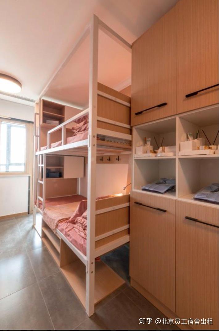 2.户型:4人间,6人间,7人间,8人间 3.交通便利:距离地铁站