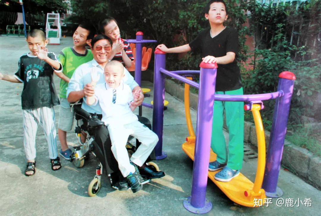 大龄重度自闭症患者家庭实录看完让人泪目