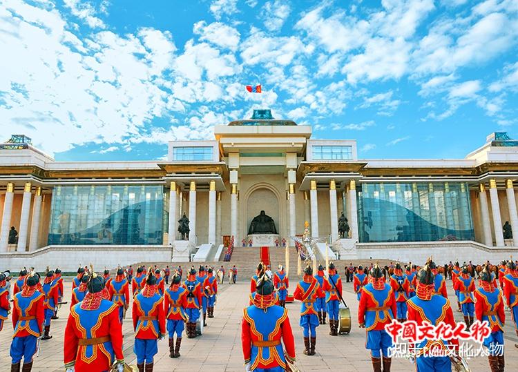 蒙古国在首都乌兰巴托市苏赫巴托广场隆重庆祝国旗日