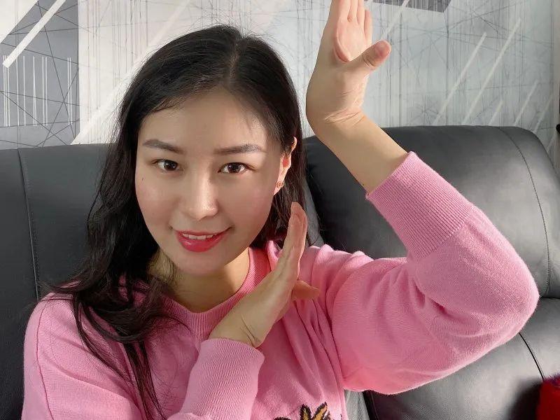 "腿姐"原名陆寓丰.因腿修长,因此学生们亲切地称她为腿姐.