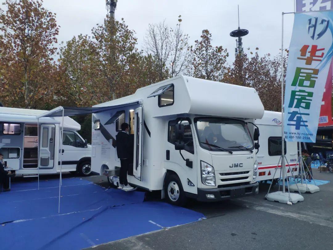 首款江铃轻卡房车下线320l清水箱四床六座318w起