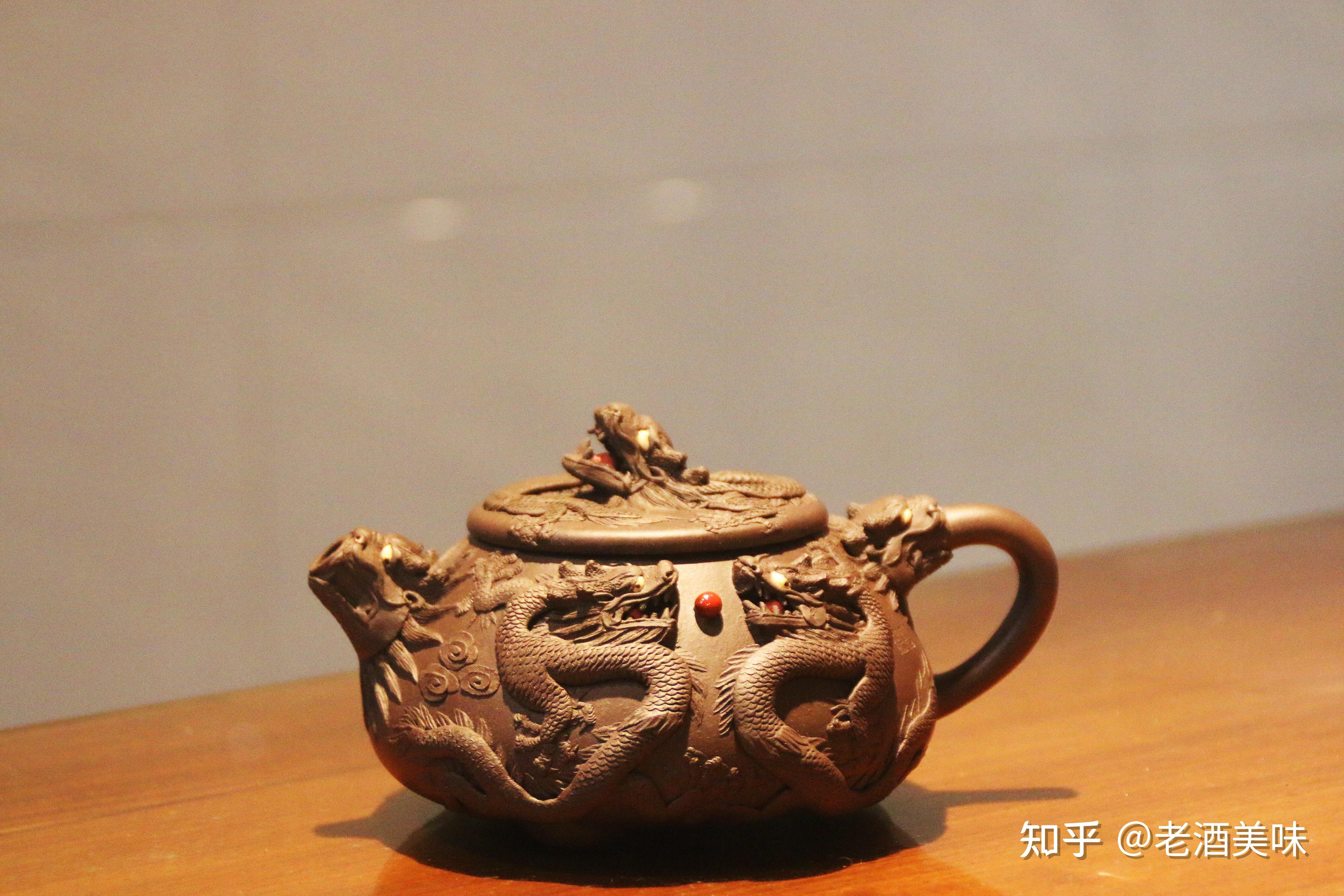 才凭借(五龙至尊)一壶成名,这把壶在00年代风靡一时,让朱亮跃升到紫砂