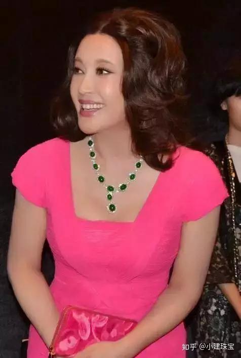 手镯,戒指和吊坠,李嘉欣还曾戴着这套翡翠首饰登上过杂志封面!