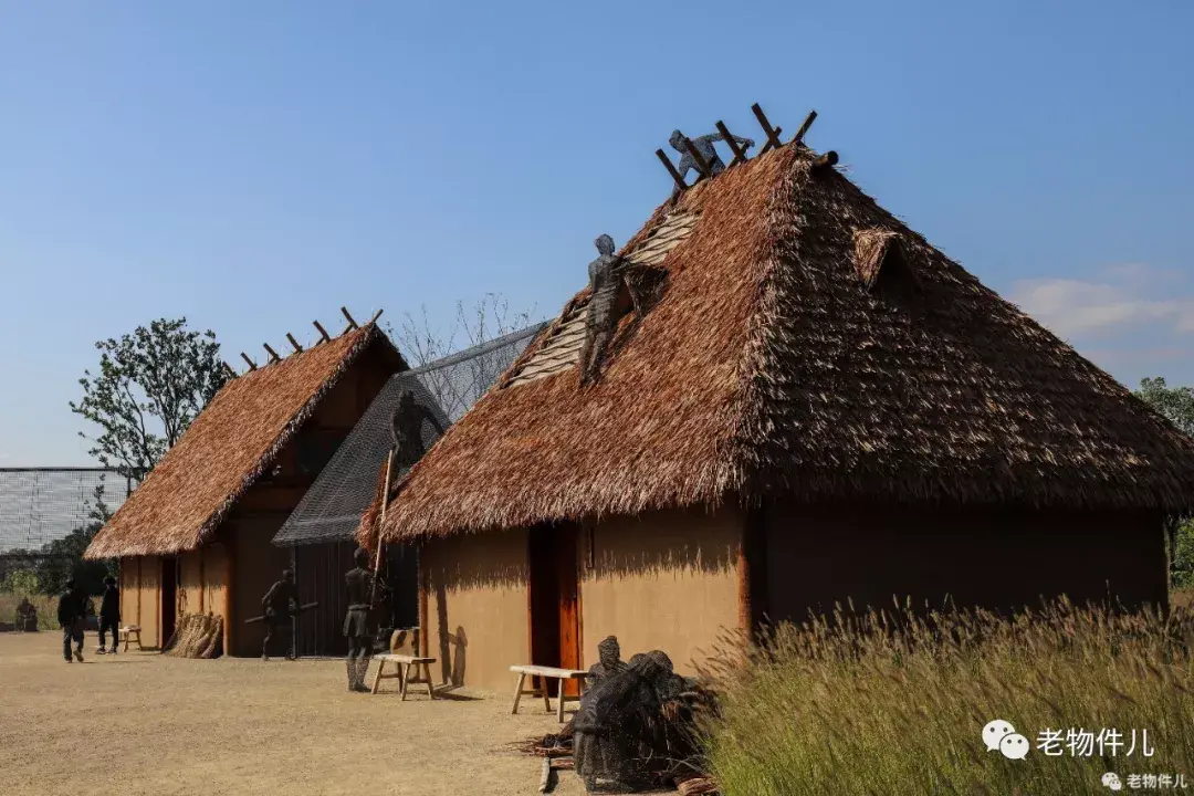 还原的房屋为长方形,以"木骨泥墙"构成四壁,高度较低,屋顶为坡度较大