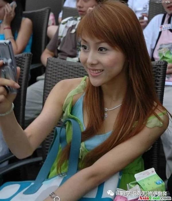 19岁,贾青通过《我型我秀》出道,但是一直不火.