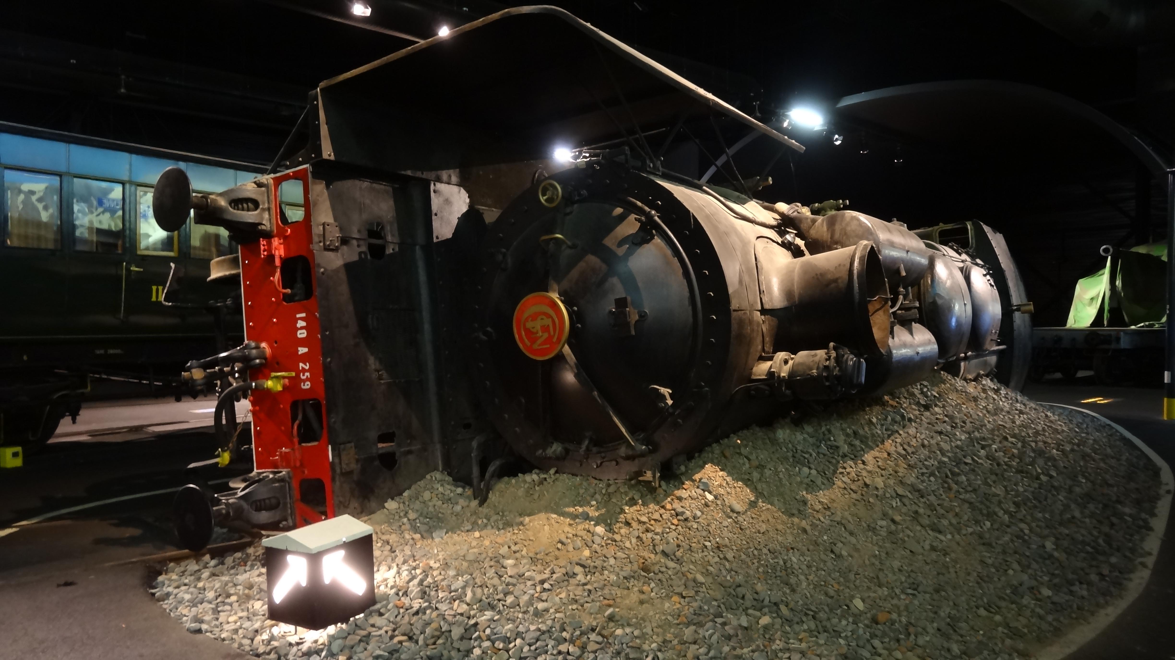 【科普】一台侧翻展示的法国国营铁路140 a型蒸汽机车,一段铁路工人的