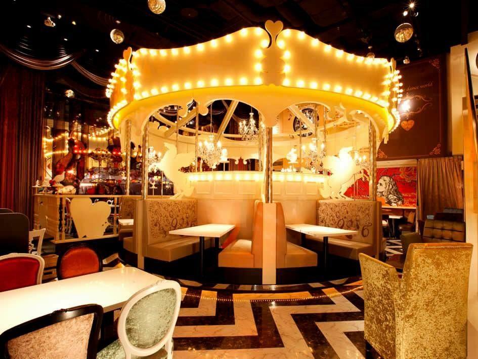 东京一共有五家爱丽丝主题餐厅,每一家餐厅都有着不同的故事背景和