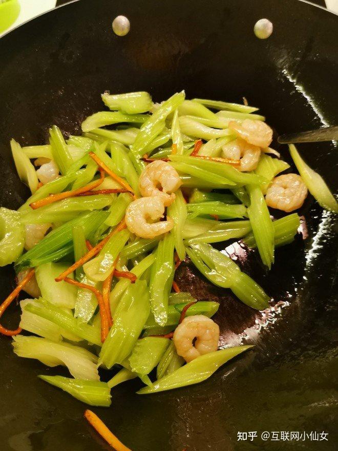 3根芹菜炒虾仁的做法:芹菜切成外面饭馆吃过的那记忆中的样子