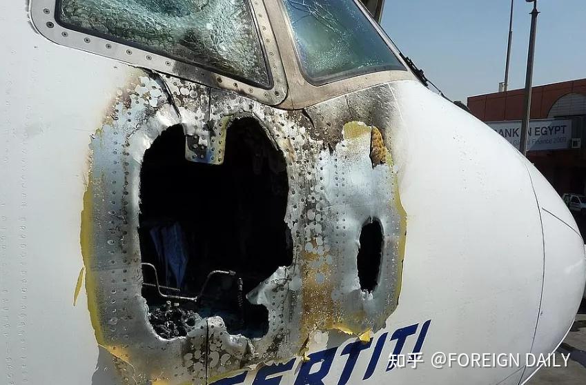 惊险!载有241人美联航波音飞机发动机空中爆炸,碎片散落多地