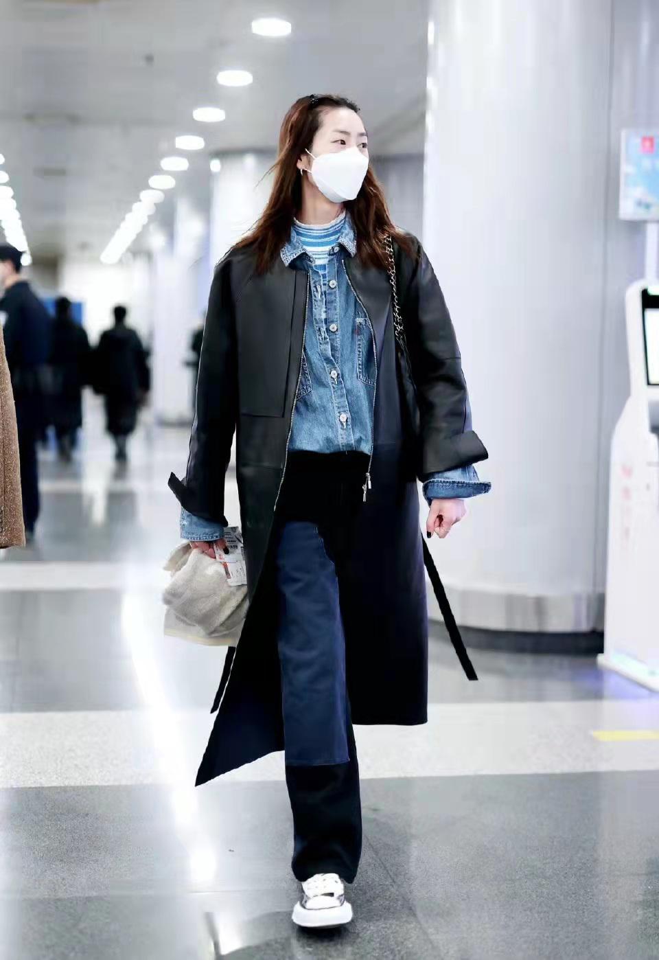 刘雯黑色皮大衣叠穿牛仔衬衫与牛仔裤,早春穿搭酷飒利落 - 知乎