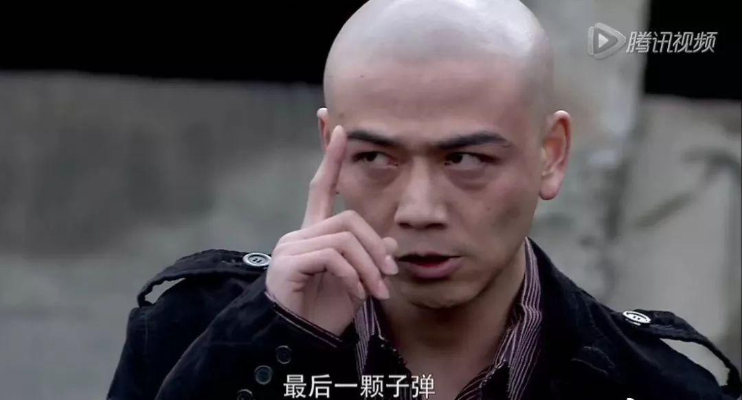 不用做什么夸张的表情,脸上就已经写满阴狠毒辣,眼神中都是戏.