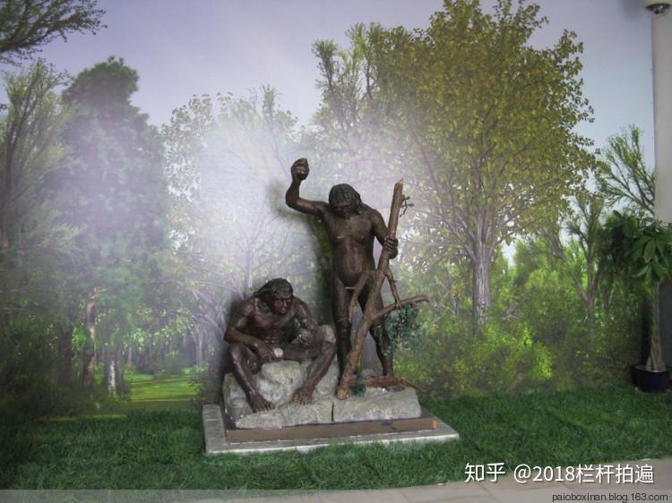 国家aaaa级旅游景区"周口店遗址博物馆"大门下图,北京猿人头像侧面