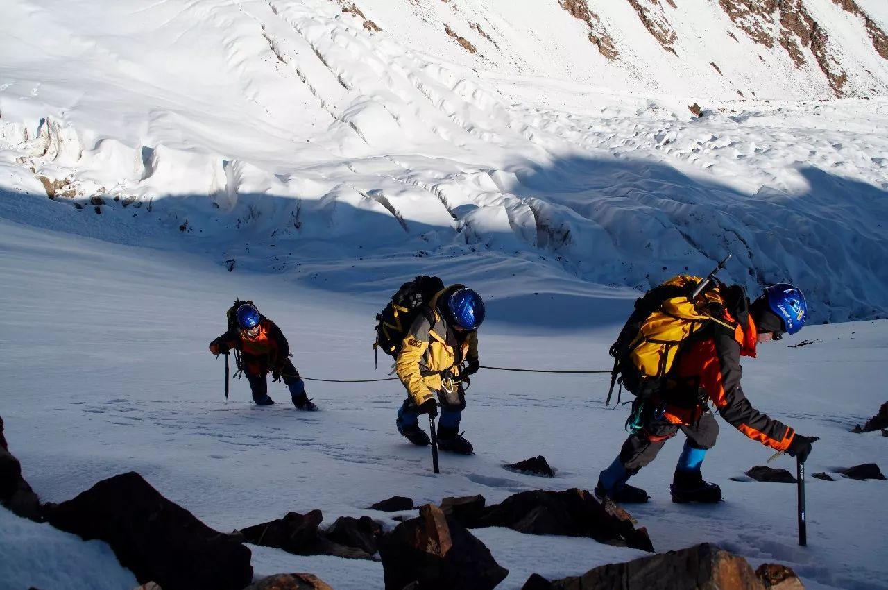 康华曾是国内最早一批到法国国家滑雪登山学校系统学习高山向导培训的