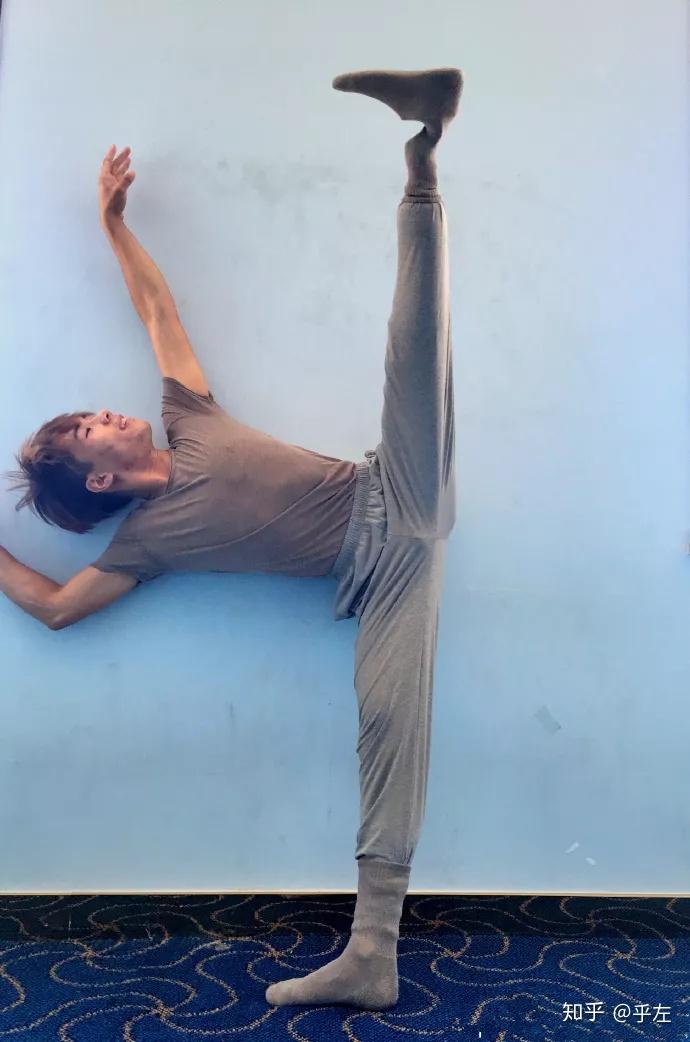 汶川十年独腿少年被金星特邀进修现代舞终成舞蹈剧主演