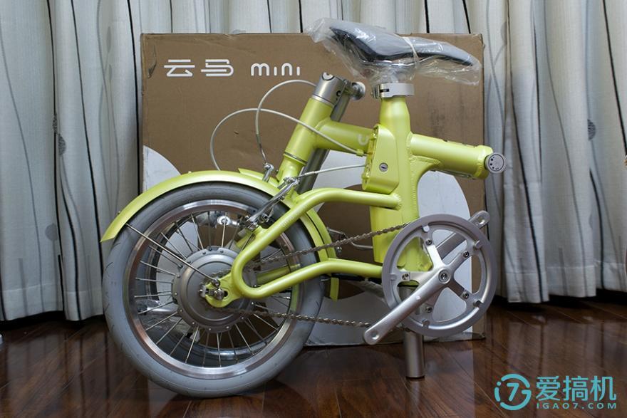 云马mini滚动在马路上的动感单车