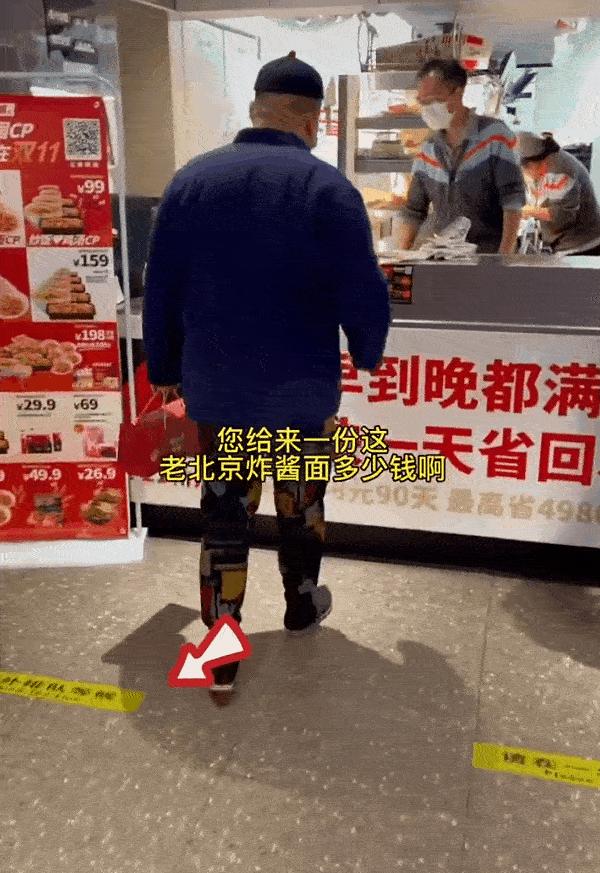 先是嫌弃了一下26元的价格:第一次探店,他浑身上下都充满了对肯德基的