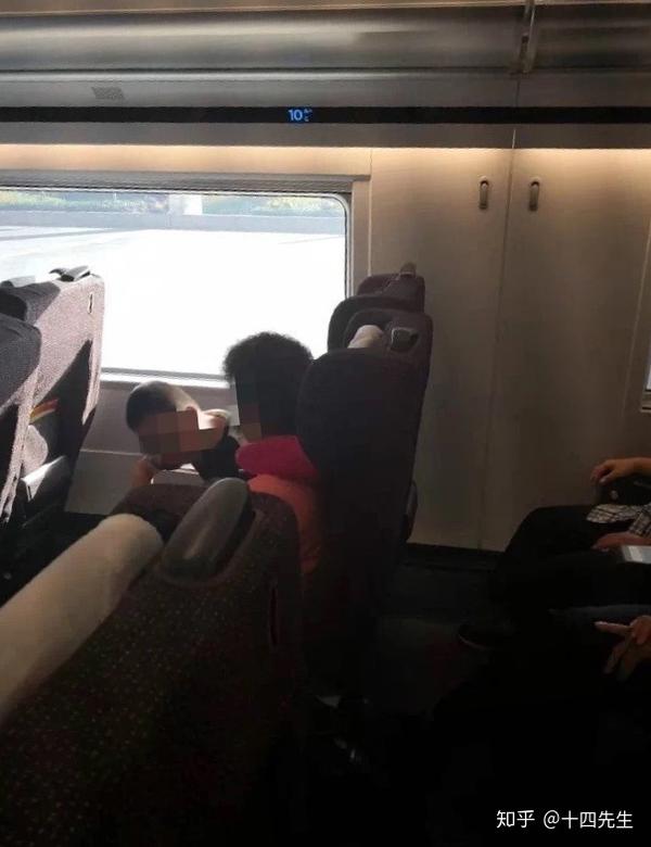 高铁再现霸座女子给小孩买二等座却霸占一等座质疑原主是假票