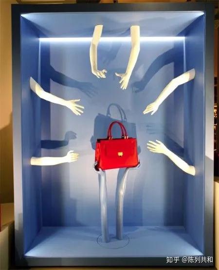 有你喜欢的记得在文末点个7815下面献上50张箱包橱窗的灵感图你