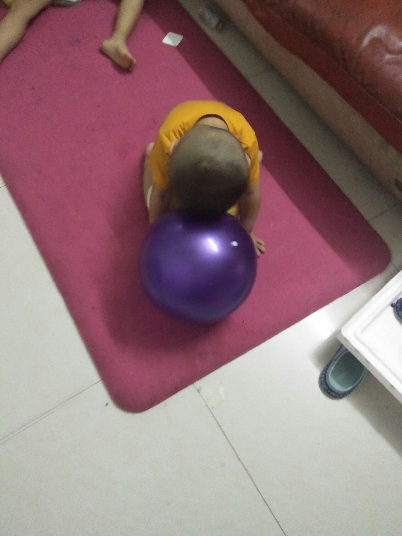 小步在家早教之宝宝趴地推球