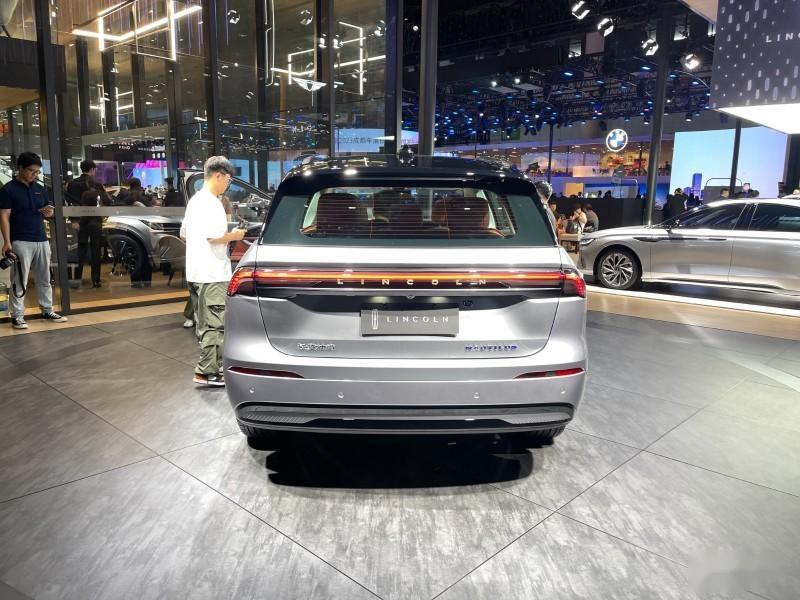 2023成都车展:36.88万起,林肯航海家混动版上市!最长续航1129km,还有双23.6英寸大屏!简直就是”美式大客厅“ - 知乎