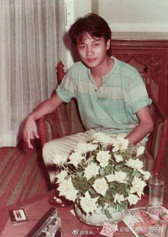 你有没有张国荣抱着一束鲜花的照片?