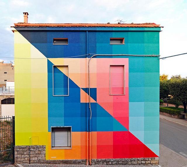 这些色块就像调色盘,虽然棱角分明,边界清晰.