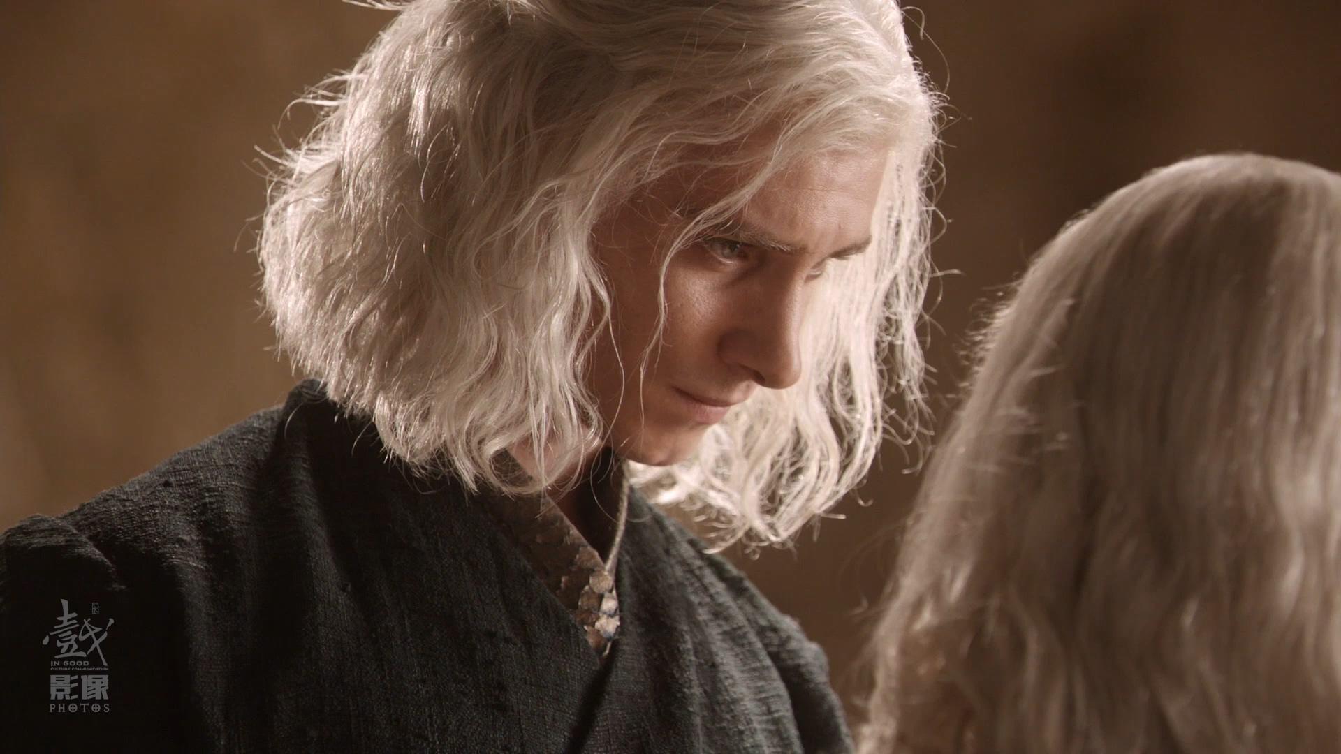 卡奥的时候,送了她很多维斯特洛的书籍,潘托斯的总督还送她三个龙蛋