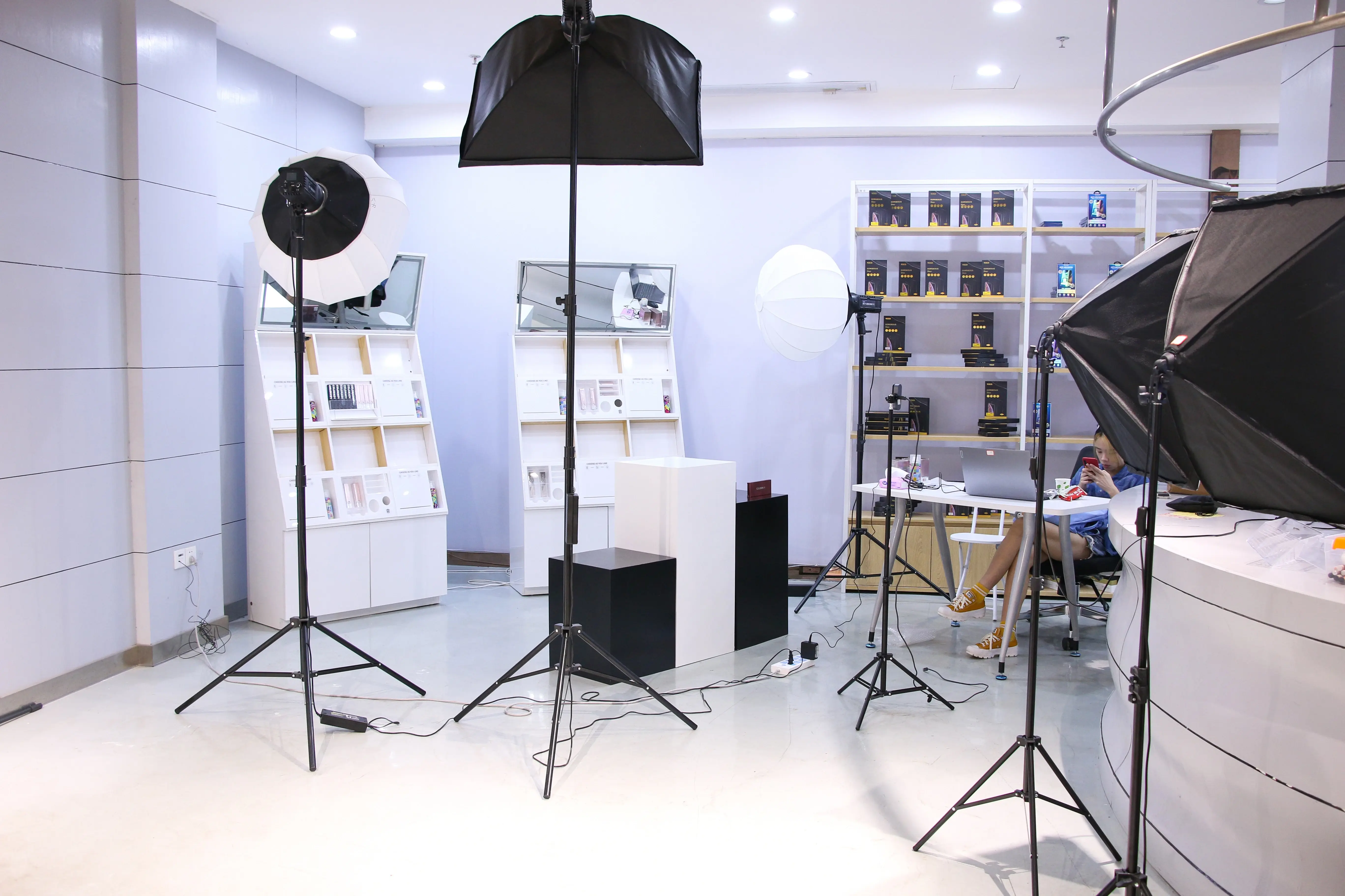 300 专柜级直播间飞雀·八方(广州)直播基地1-5楼共有300 精装直播间