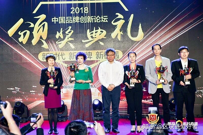 君联天下(福建)投资有限公司董事长严锋(右二)在颁奖典礼上为响应国家