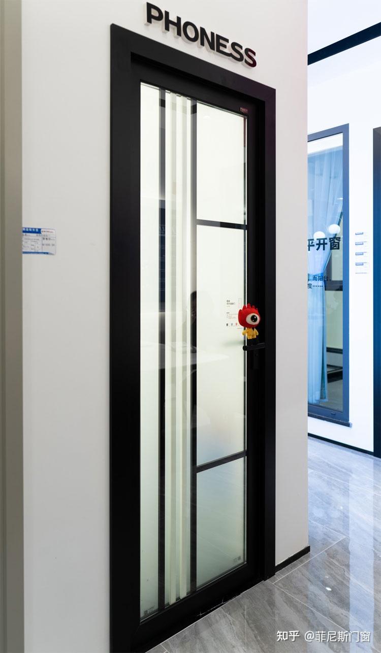 据菲尼斯门窗展厅的小哥介绍,这款酷家平开门是他们品牌卖得最好的