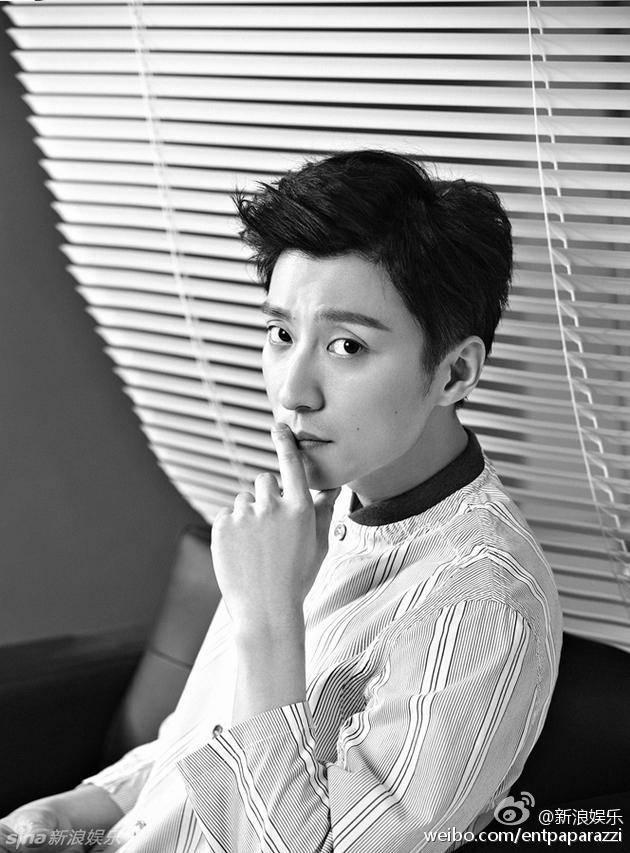 在hello女神里乔任梁脖子上好像粘了块很大的胶