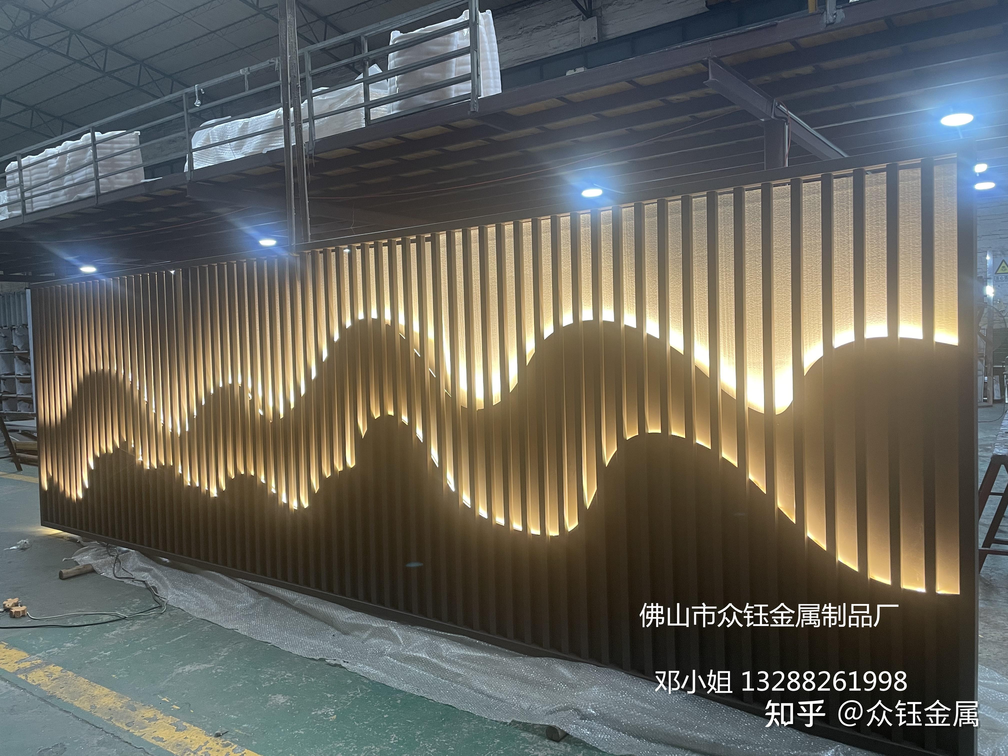 小区入口假山背景墙 不锈钢山水格栅景墙金属工程 - 知乎